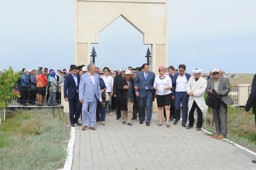 زييالى قاۋىم ماحامبەتتٸڭ ەرۋاعىنا دۇعا باعىشتادى