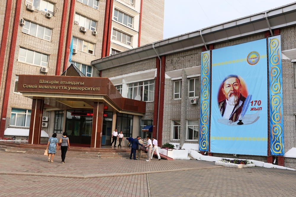 Тоқаев Абайдың мерейтойын атап өту туралы жарлыққа қол қойды