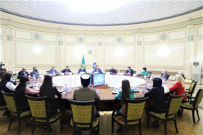 الماتىدا ٶزگە ۇلت ٶكٸلدەرٸ تٸل ٷيرەنۋ تەجٸريبەسٸمەن بٶلٸستٸ