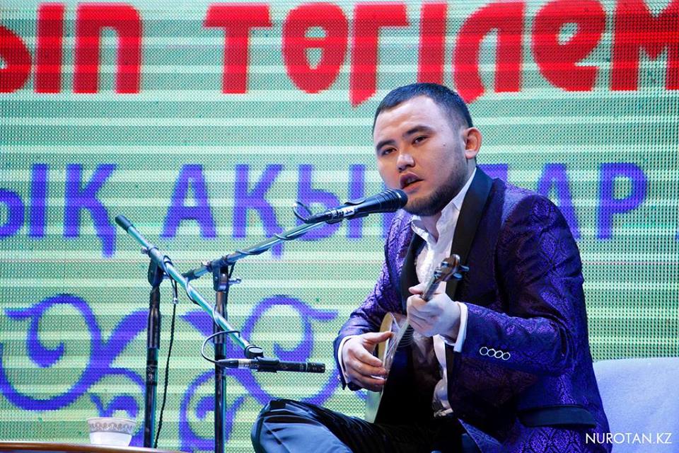 Kóshpeliler oiynynda qazaq aqyny bas júlde aldy