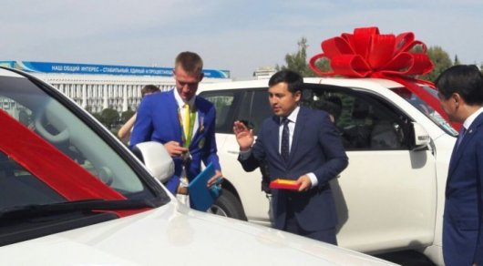 Almatyda Dmitrii Balandin men Dariǵa Shákimovaǵa kólik pen páter berildi