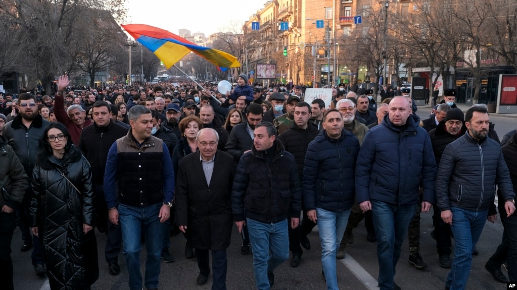 Арменияда Пашинян отставкасын талап еткен наразылар үкімет ғимаратына басып кірді