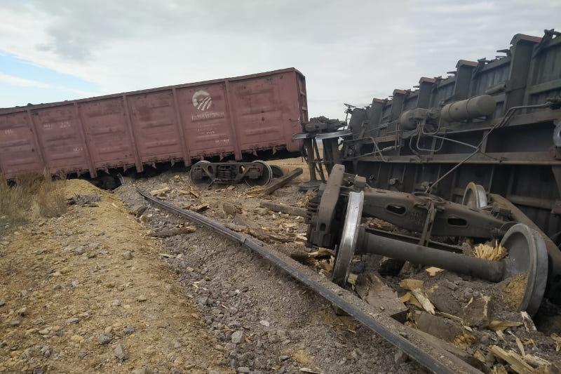 Қарағанды облысында көмір тиелген 8 вагон жолдан шығып, екеуі аударылды
