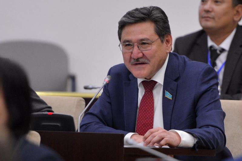 سەناتور: جەر قويناۋىن پايدالانۋشىلار ەلدٸڭ عىلىمي ەلەۋەتٸن دامىتقىسى كەلمەيدٸ