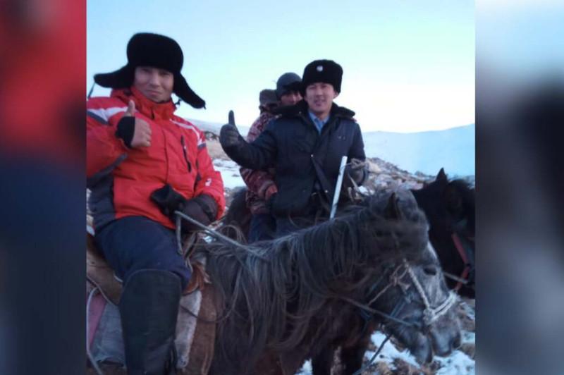 "Есеңгіреп, сөйлей алмады": Полицей 2 күн далада түнеген баланы қалай тапқанын айтып берді