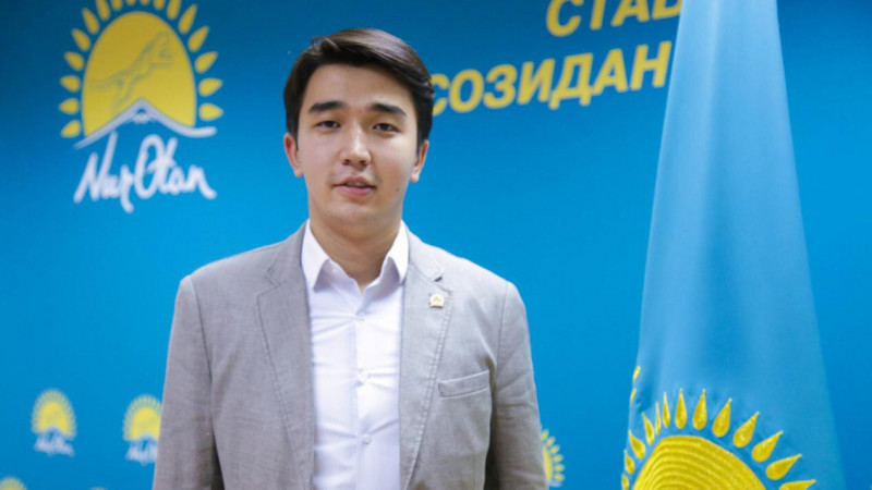 Ең жас депутат қазақстандықтардың сынына жауап берді