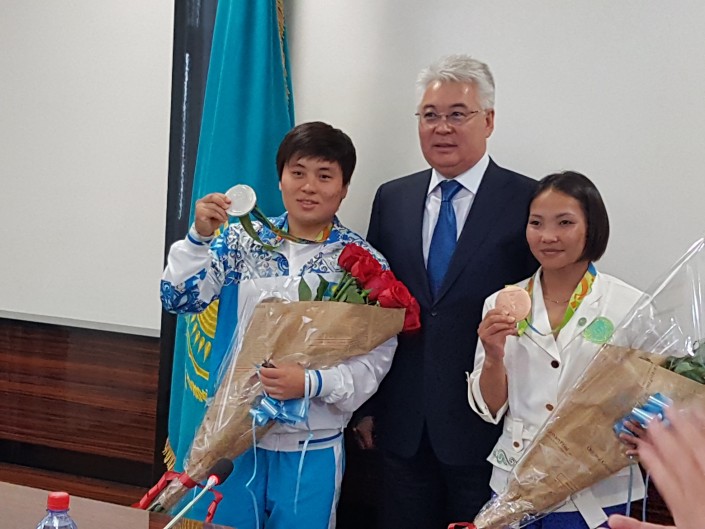 ОҚО әкімі Жазира мен Галбадрахқа көлік мінгізіп, пәтер сыйлады (фото)