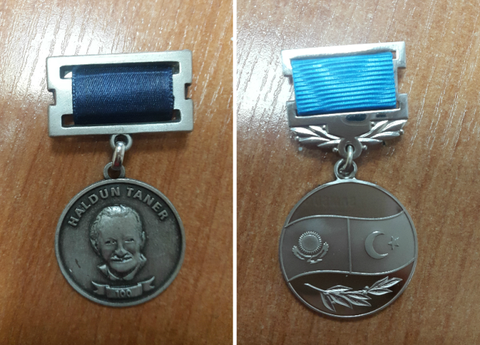 Жазушы Рахымжан Отарбаев Түркияның қос медалімен марапатталды