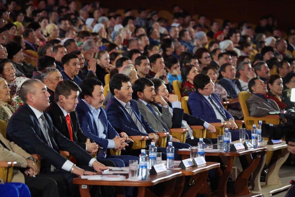 Айтыстан кейінгі айтыс: Қазылар алқасы «Алтын домбыраны» не үшін Ниязовқа берді?