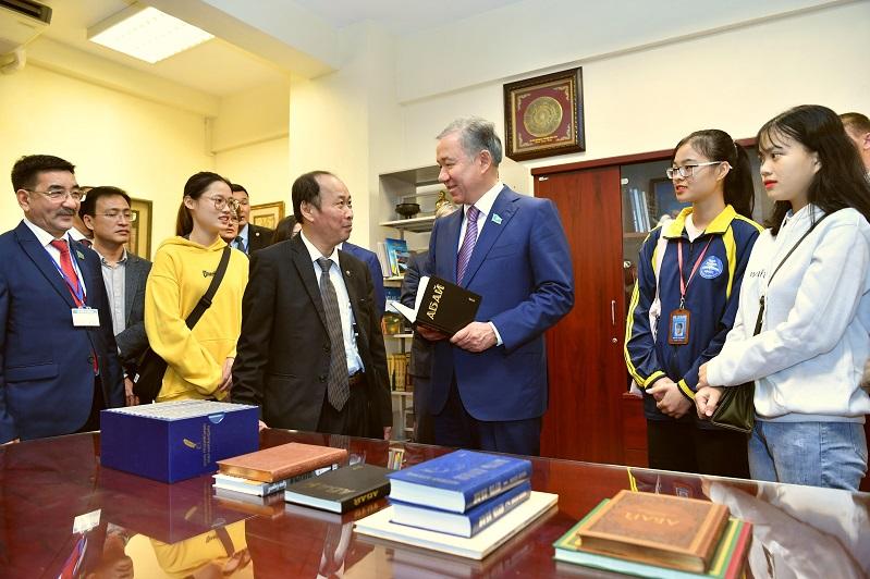 Нығматулин Ханой университетінде Абай орталығына барды