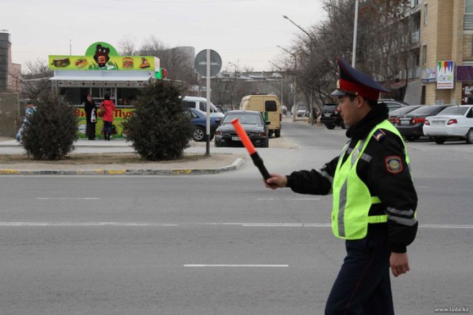 Jol saqshylary qandai jaǵdaida kólikterdi qolmen belgi berip toqtata alady?