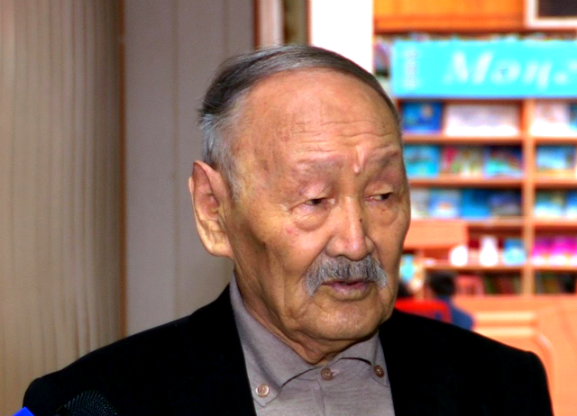 "Абайды жаттау бар да, түсіну бар" - Мекемтас Мырзахметов