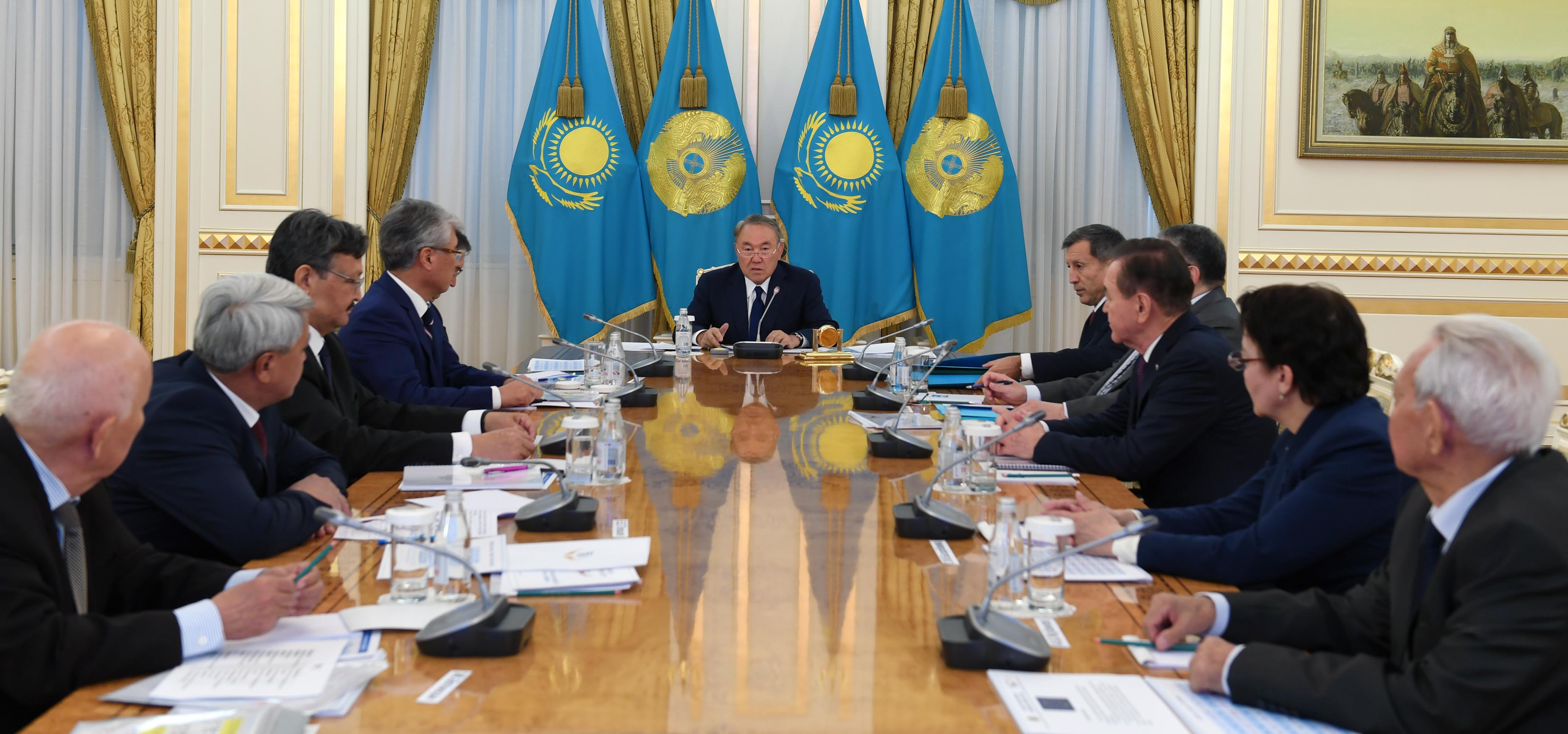Назарбаевқа жаңа латын әліпбиі таныстырылды (фото)