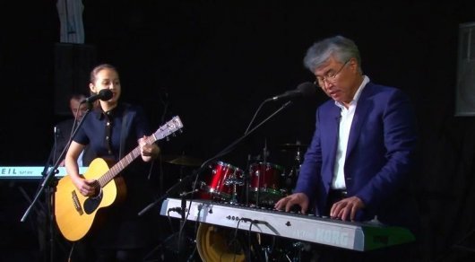 مۇحامەديۇلى "جۇلدىز فم" راديوسىنىڭ ستۋديياسىندا Beatles ەنٸن ورىندادى