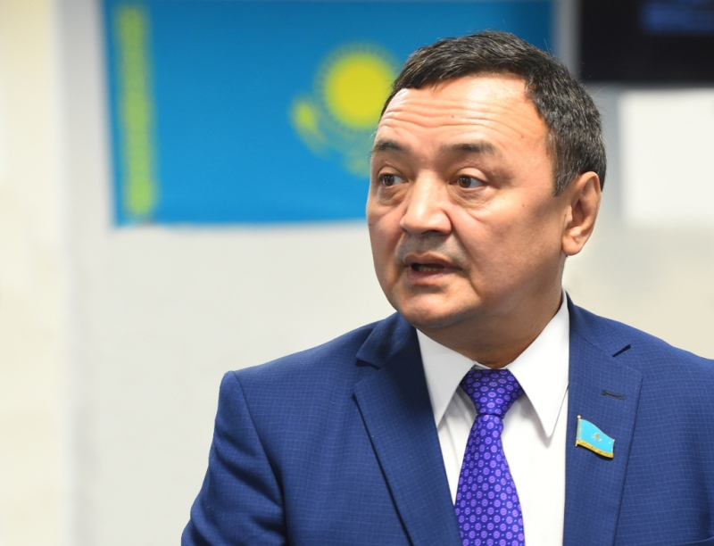 دەپۋتاتتار تٸنٸكەەۆتٸڭ دەپۋتاتتىق ٶكٸلەتتٸك مەرزٸمٸن توقتاتۋعا داۋىس بەردٸ 