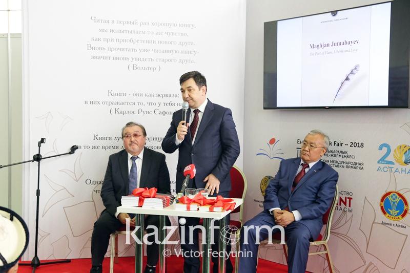 Maǵjan Jumabaevtyń 9 tilge aýdarylǵan óleńderi 3 kitap bolyp shyqty