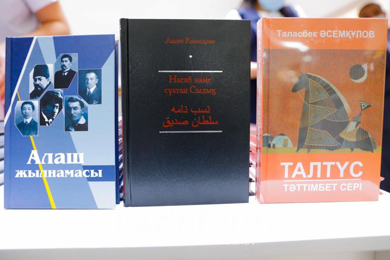 ەلوردادا قازاق تٸلٸنە اۋدارىلعان «ناساب نامە سۇلتان سىدىق» كٸتابى تانىستىرىلدى
