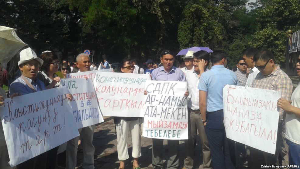 Белсенділер конституцияға өзгеріс енгізуге қарсы қол жинай бастады