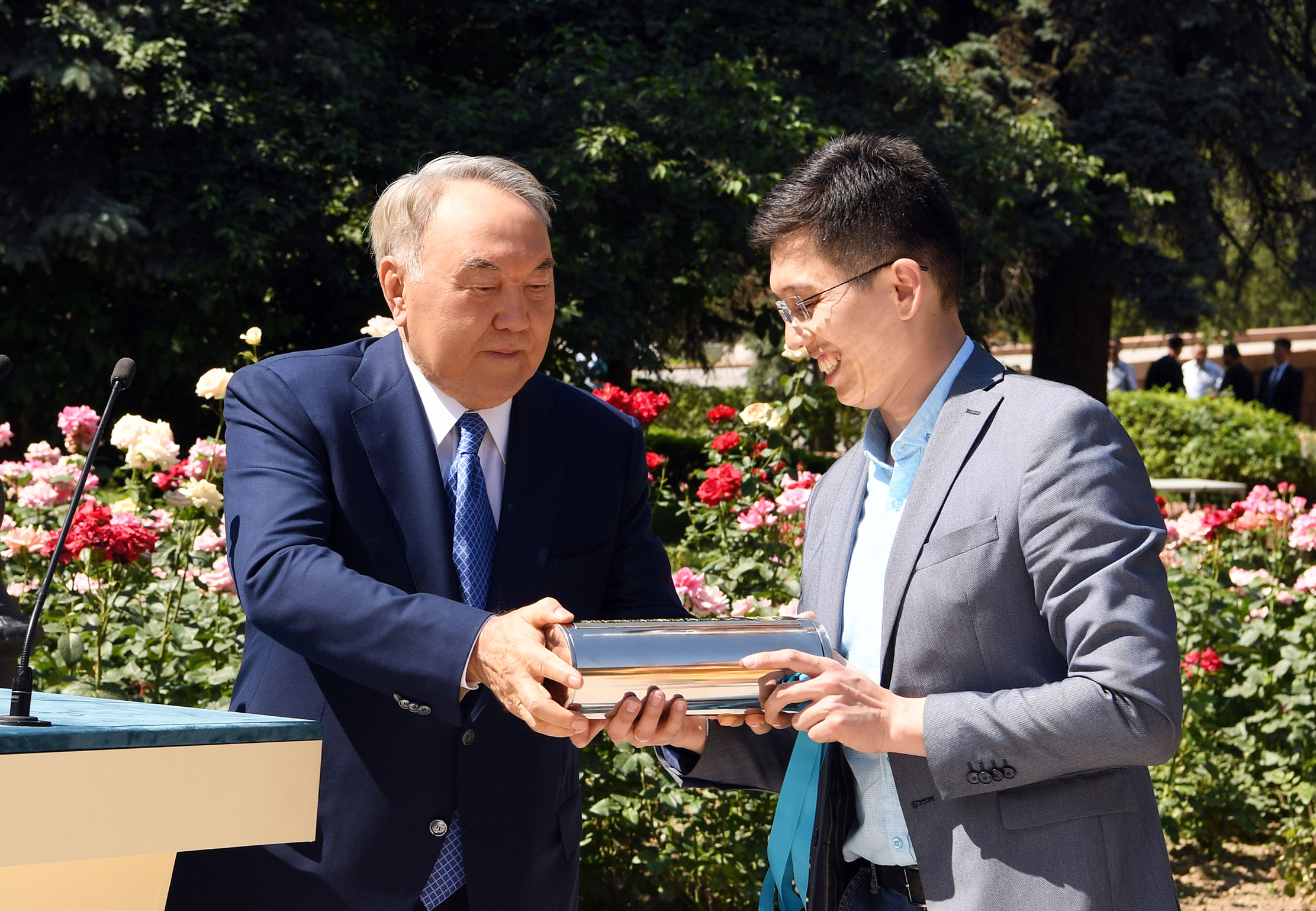 Назарбаев келешек ұрпаққа арналған жолдауы бар «уақыт капсуласын» салды