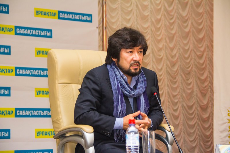 Бекболат Тілеухан қаза болған ағайындылардың жетім-жесіріне ақша іздеуге кірісті