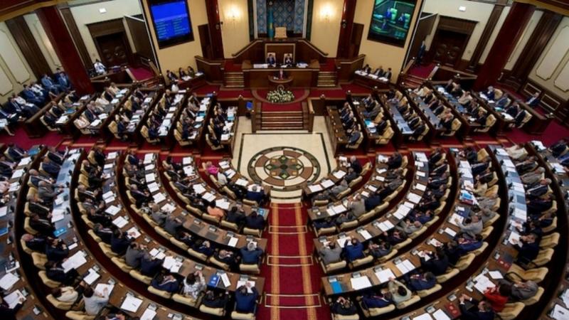 مەجٸلٸس دەپۋتاتتارى كانيكۋلعا كەشٸرەك شىعادى