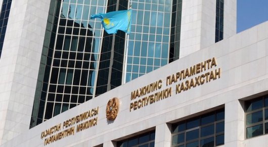 Májilis raqymshylyq jasaý týraly zań jobasyn jumysqa qabyldady