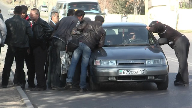 Жастарды қинайтын негізгі екі мәселе - баспана мен жұмыс