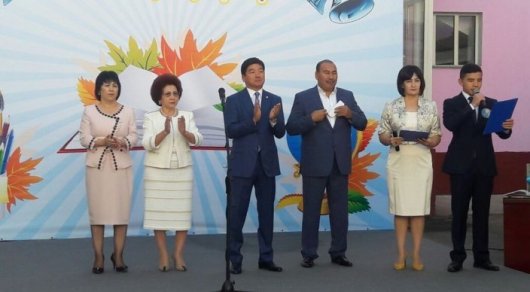 Бауыржан Байбек оқушыларды Білім күнімен құттықтады