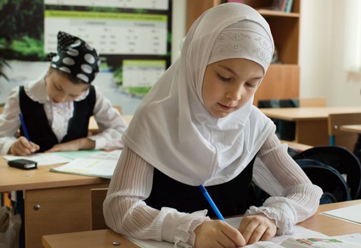 Úsh birdei ministrlik oqýshylarǵa hidjab kiiýge tyiym salyp otyr