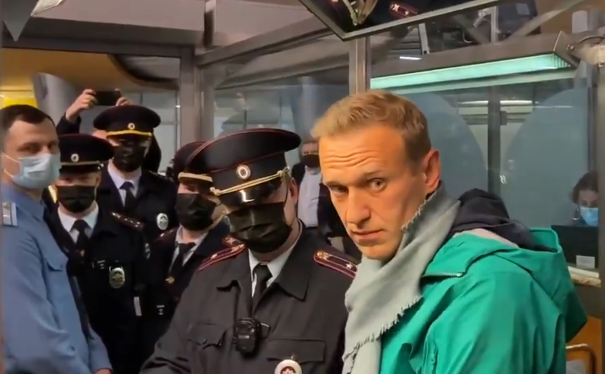 Мәскеуге ұшып келген Навальныйды кеденнен өтер кезде ұстап әкетті