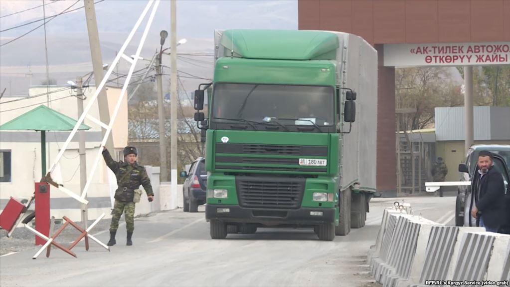 Қырғызстан: Қазақстанмен шекарада көлік кезегі азайды