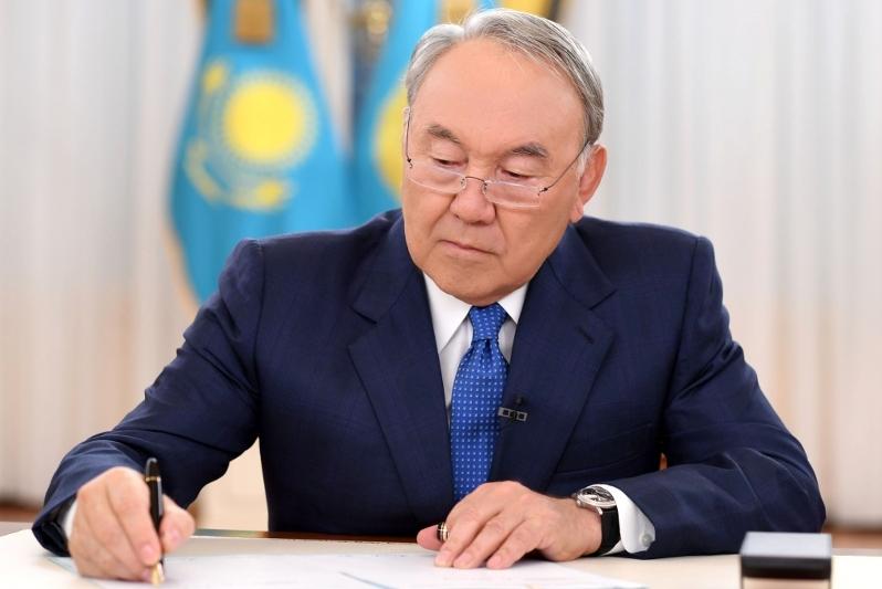Назарбаев «Nur Otan» партиясының кезектен тыс XX съезін өткізу туралы қаулыға қол қойды