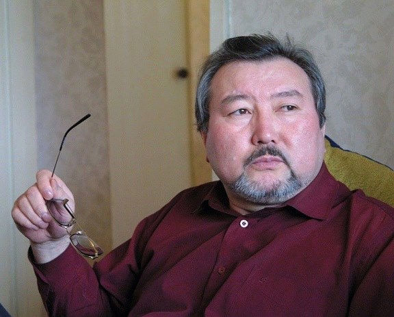 Ұлықбек Есдәулет: Президенттік проекция немесе Атамбаевтың аты неге мөңкіді?   