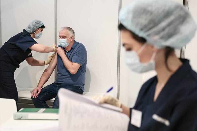 Әлемде коронавируске қарсы екпе алғандар саны ауру жұқтырған адамдар санынан асты