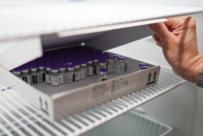 COVID-19: Pfizer вакцинасы мұздатқышта бүлінбейді, Израиль халықтың жартысына екпе жасады