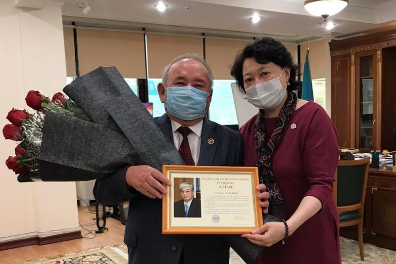 Prezident aqyn Nesipbek Aitulyn 70 jasqa tolýymen quttyqtady