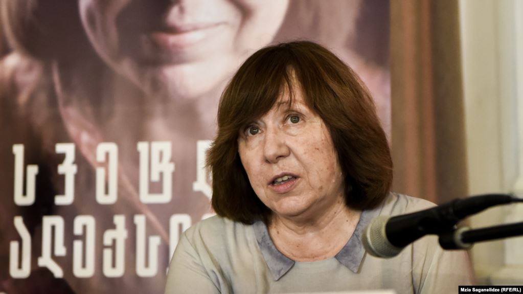 Светлана Алексиевич: Қолға қару алсақ, диктатураға жақсы. Жеңіске басқа жолмен жетуіміз керек