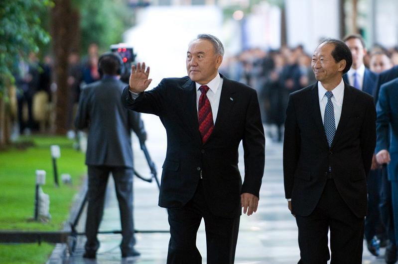 «Biz Sizben qashan da birgemiz!»: Nazarbaev Ýniversitetiniń Prezidenti Elbasyǵa hat joldady