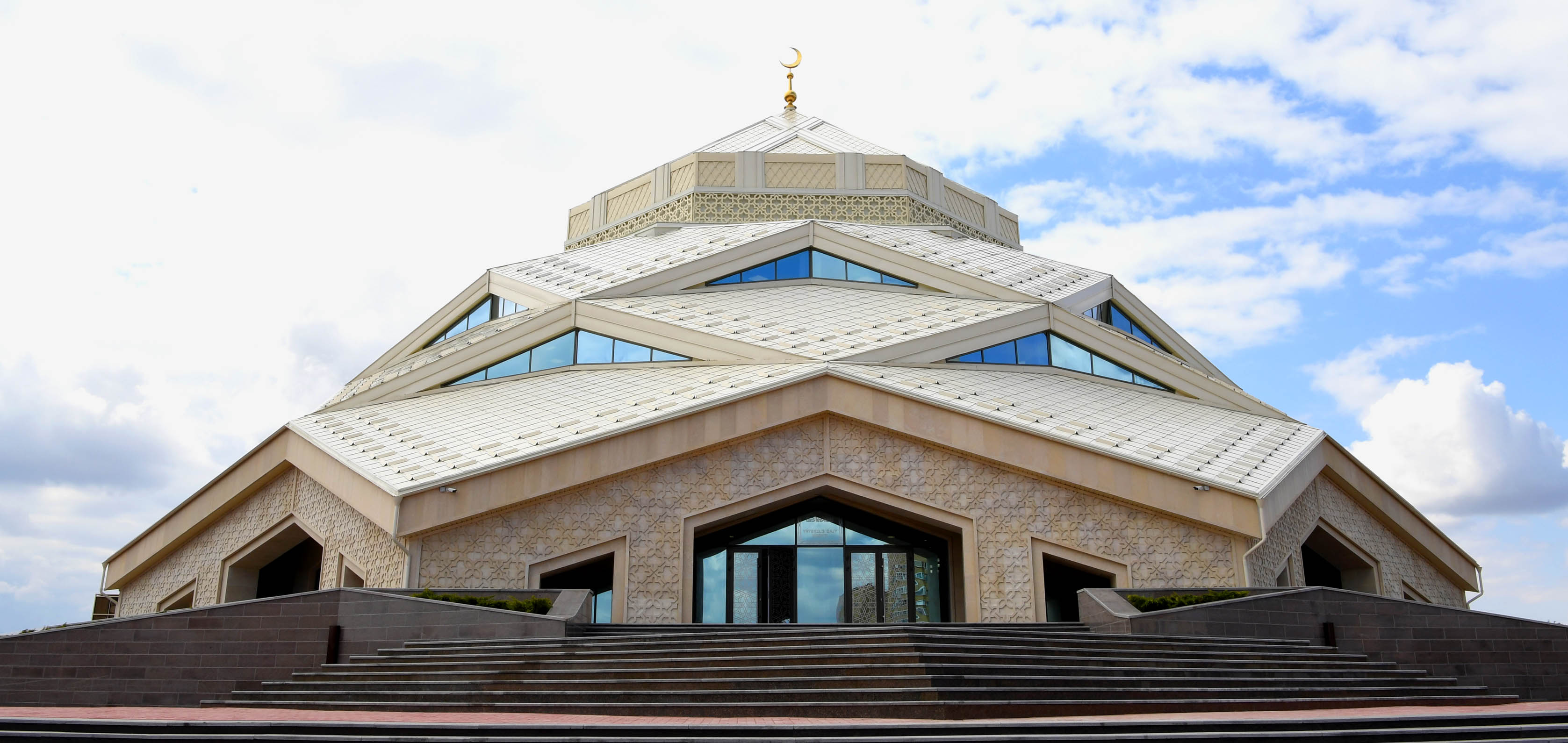 Постмодернизм стилінде салынған жаңа мешіт (фото)