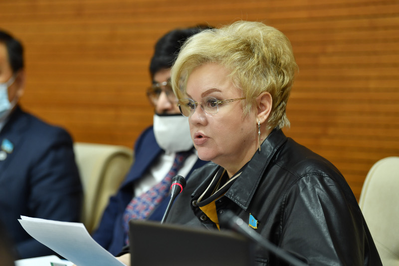 حالىق ۆاكتسينانى قايدان الاتىنىن بٸلمەي جٷر: مەجٸلٸسمەن مينيسترلٸك جۇمىسىن سىنادى (ۆيدەو)