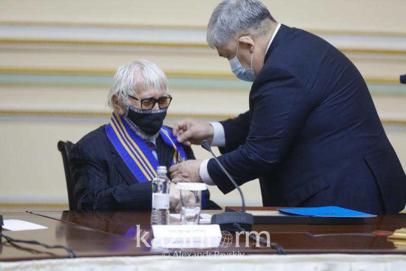 Сәбит Оразбаев І дәрежелі «Барыс» орденімен марапатталды