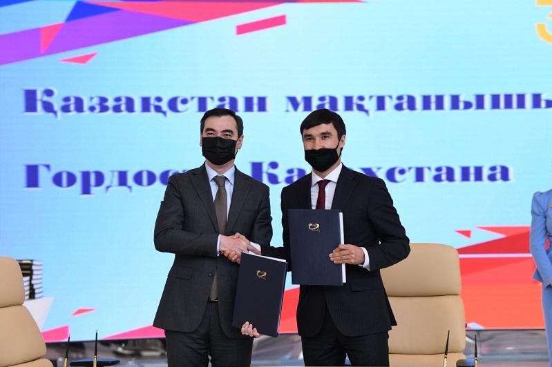 Серік Сәпиев, Данияр Елеусінов бастаған чемпиондар кітапханаға жеке заттарын сыйлады