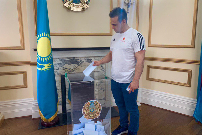 Илья Ильин Лондондағы Қазақстан елшілігінде дауыс берді