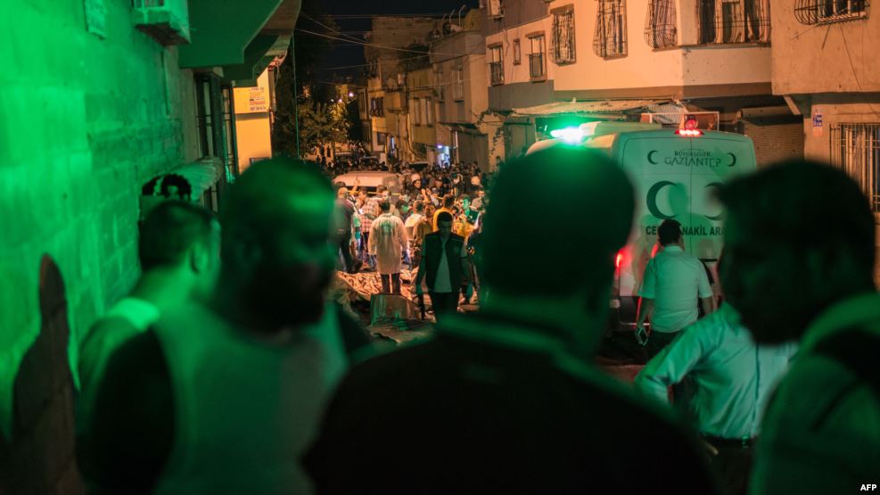 Túrkiiada jankeshti toidyń ústinde ózin jaryp jiberip, 30 adamdy mert qyldy (Foto)