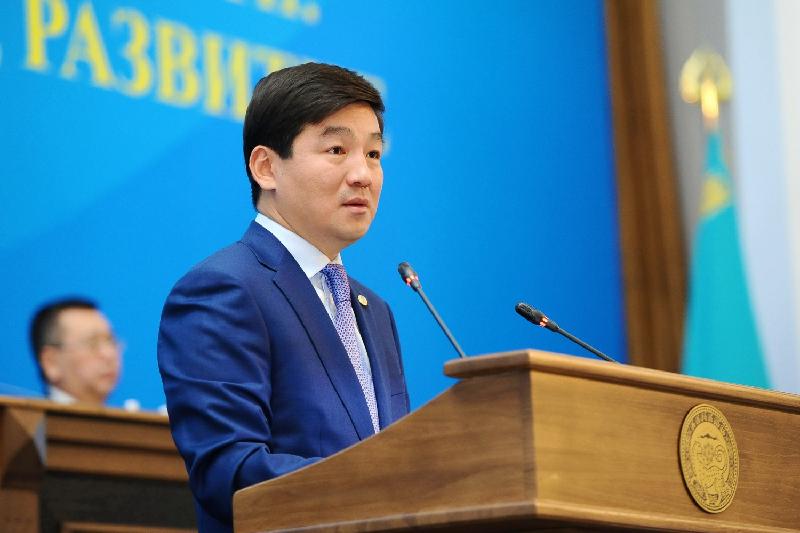 Байбек: Арысқа гуманитарлық көмек тиелген жүк көліктері аттанды 