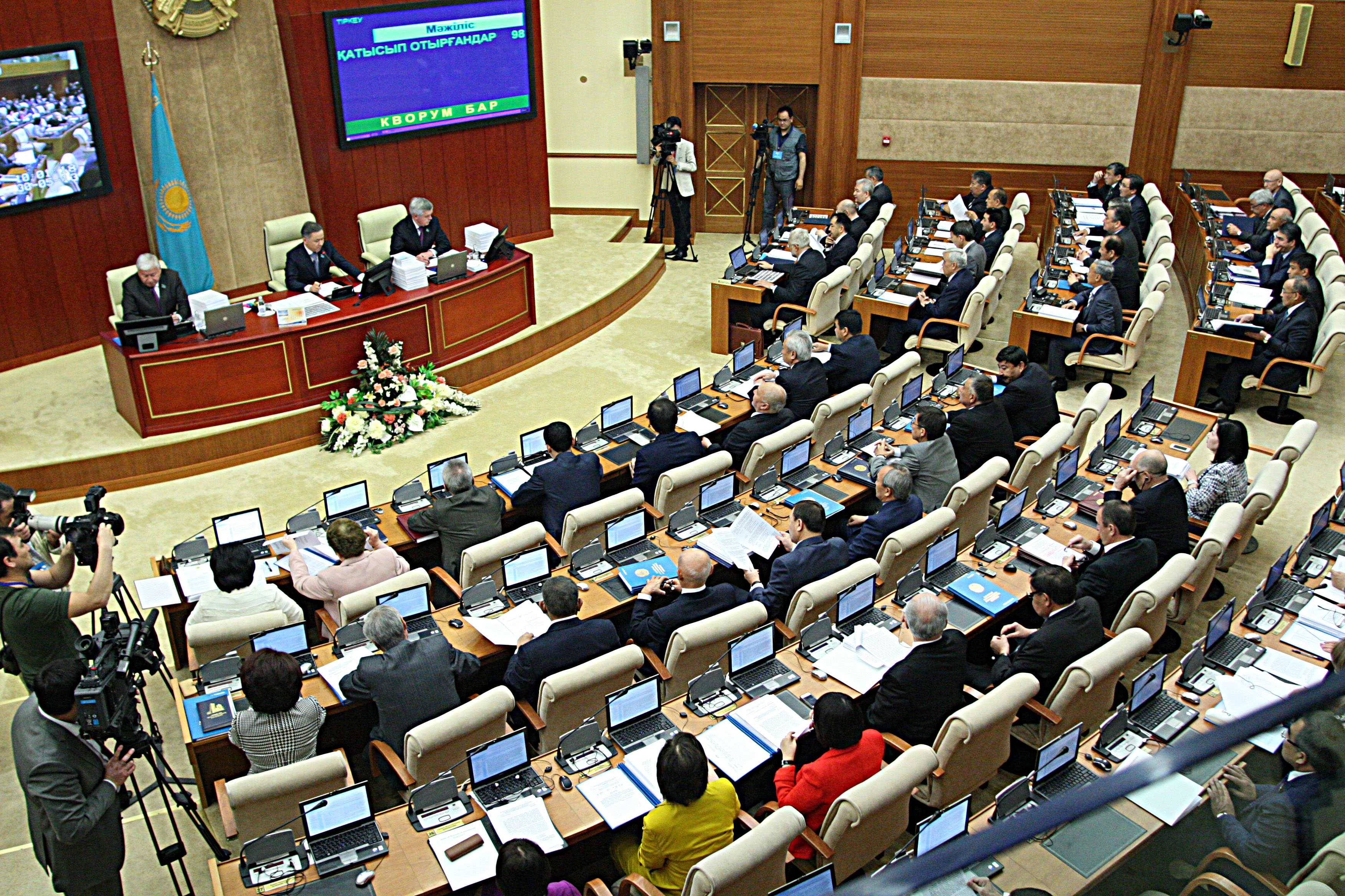 Parlament ekstremizm men terrorizmge qarsy kúreske arnalǵan zań jobasyn ázirleýge kiristi