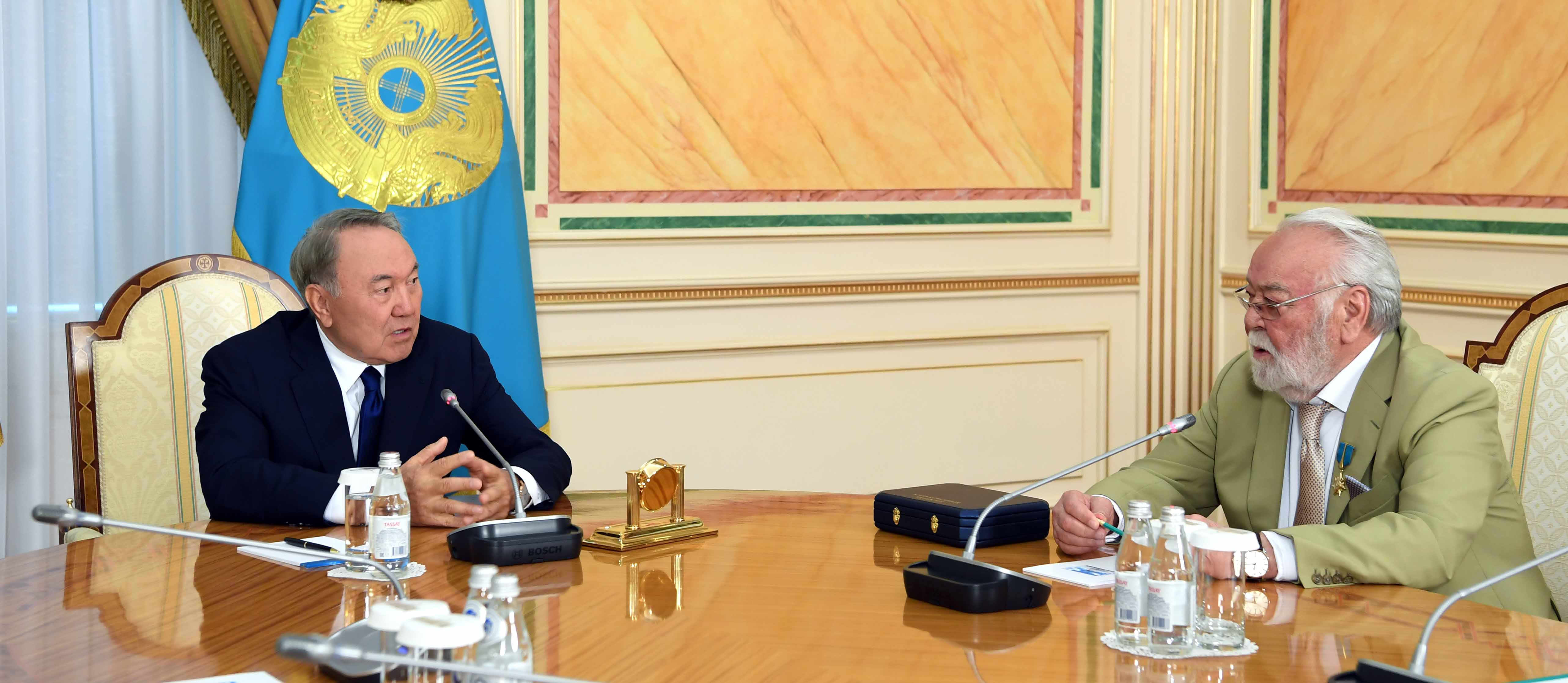 Президент Асанәлі Әшімовті 80 жылдық мерейтойымен құттықтады (Фото, Видео)
