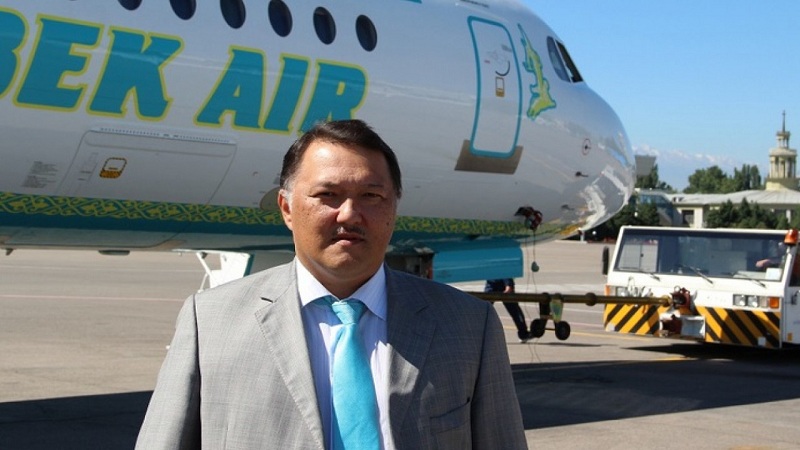 ۇشقىشتىڭ جانازاسىنا كەلگەن Bek Air باسشىسى تٸلشٸلەردەن نەگە قاشتى? 