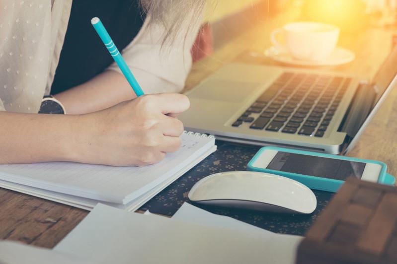 مەملەكەتتٸك تٸل ساياساتى اياسىندا ونلاين كۋرستار ٶتەدٸ