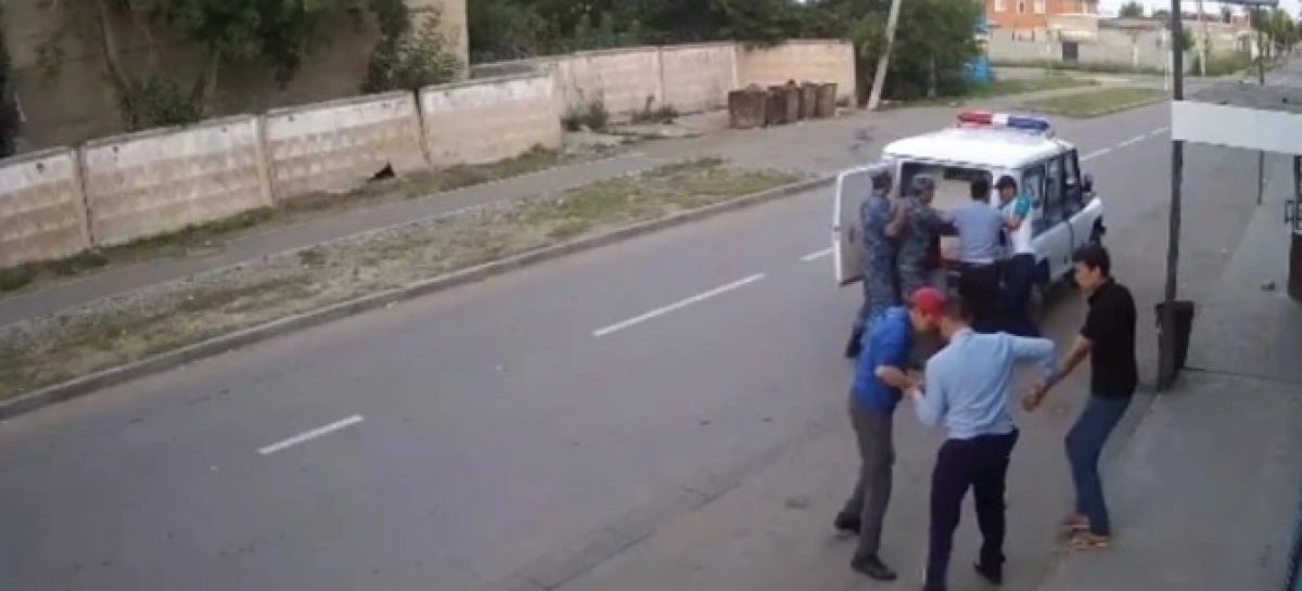 Павлодарда дәмхана меймандарын ұрып-соққан полицейлер жұмыстан шығарылды (Видео)